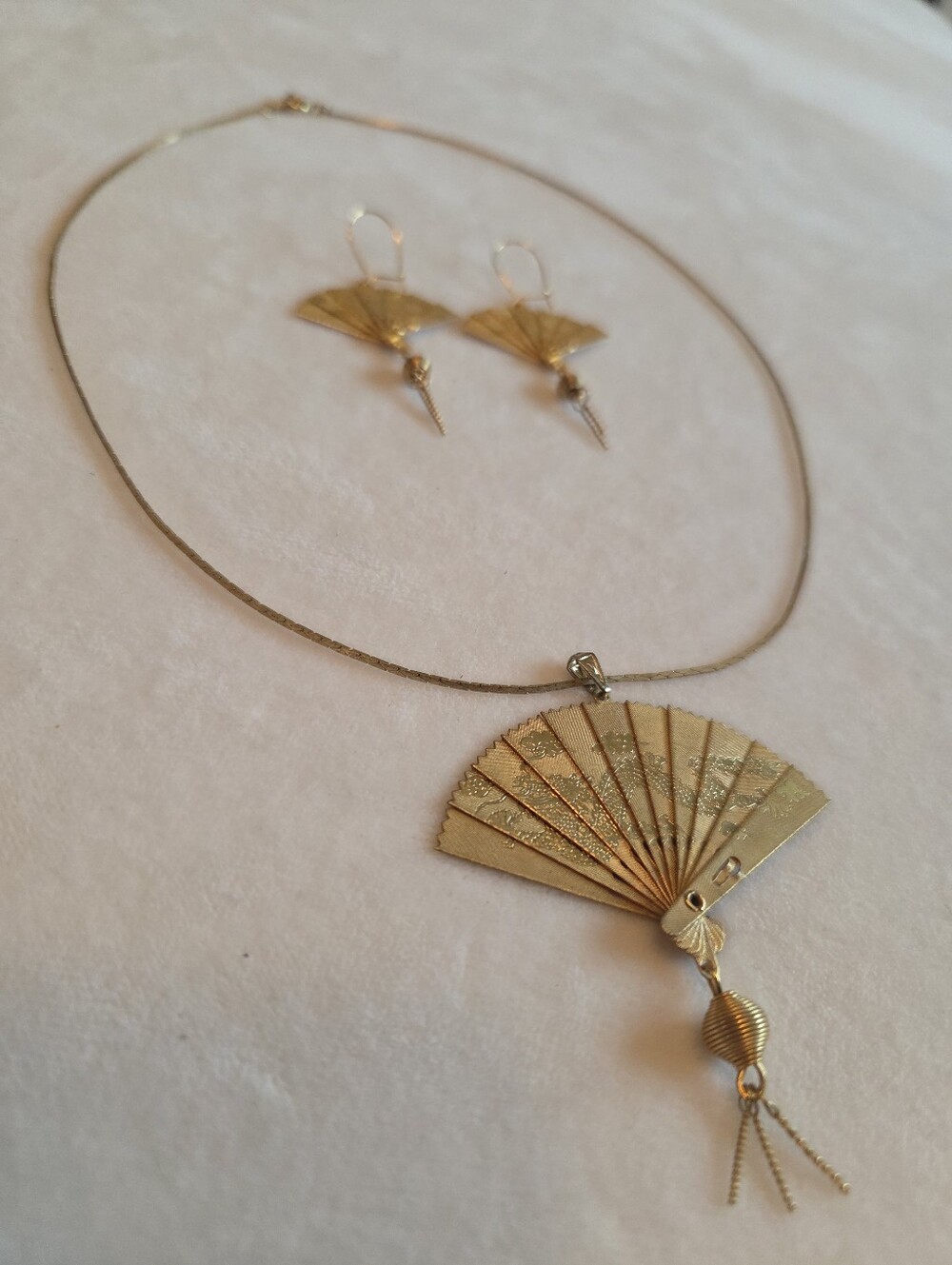 Vintage Asian Design Gold Toned Folding Fan Pendant Necklace and Earrings Set